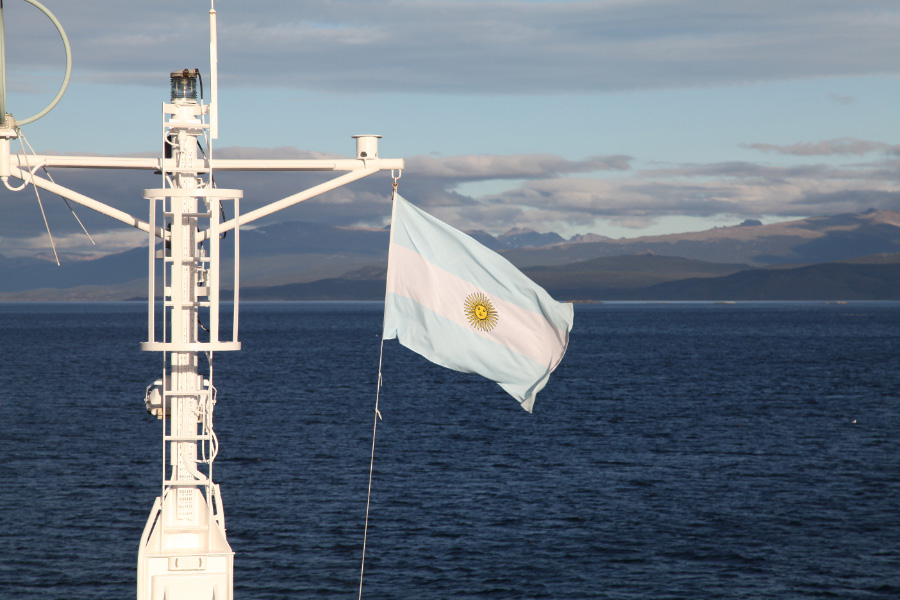 Argentinian flag on the Vavilov on the Beagle