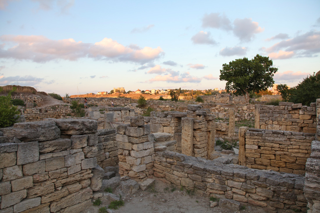 some archaeological remains of the ancient Greek city of Χερσόνησος – Chersonesus (or Khersonesos or Chersonese) – Херсонес of c. 500 B.C.