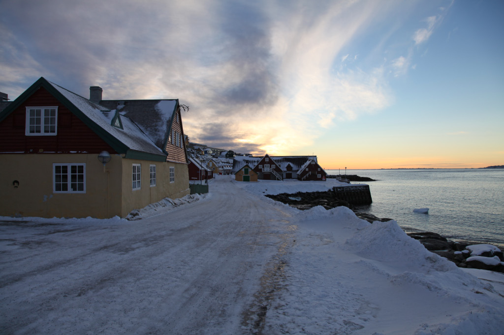 yellow house and sea and sunset in Godthåb