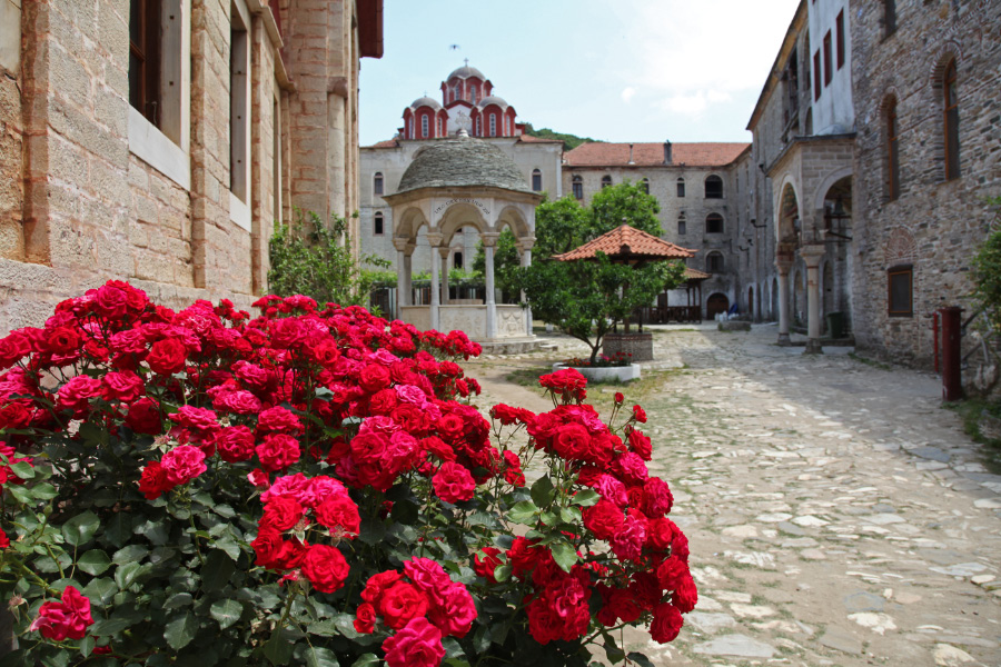 uec_gr_athos_esphigmenou_monastery_red_flowers