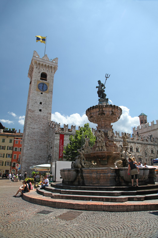 uec_it_trento_palazzo_pretorio__torre_civica_neptune_fountain