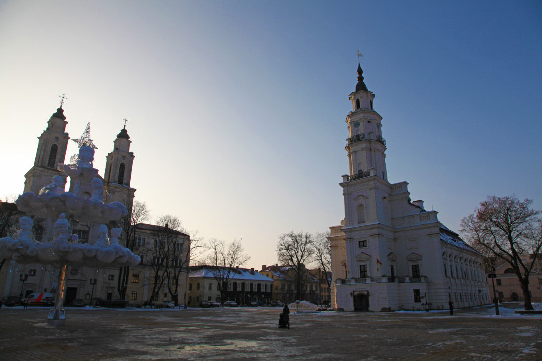Šv. Pranciškaus Ksavero (Jėzuitų) bažnyčia – Church of St. Francis Xavier and Kauno rotušė – Town Hall of Kaunas