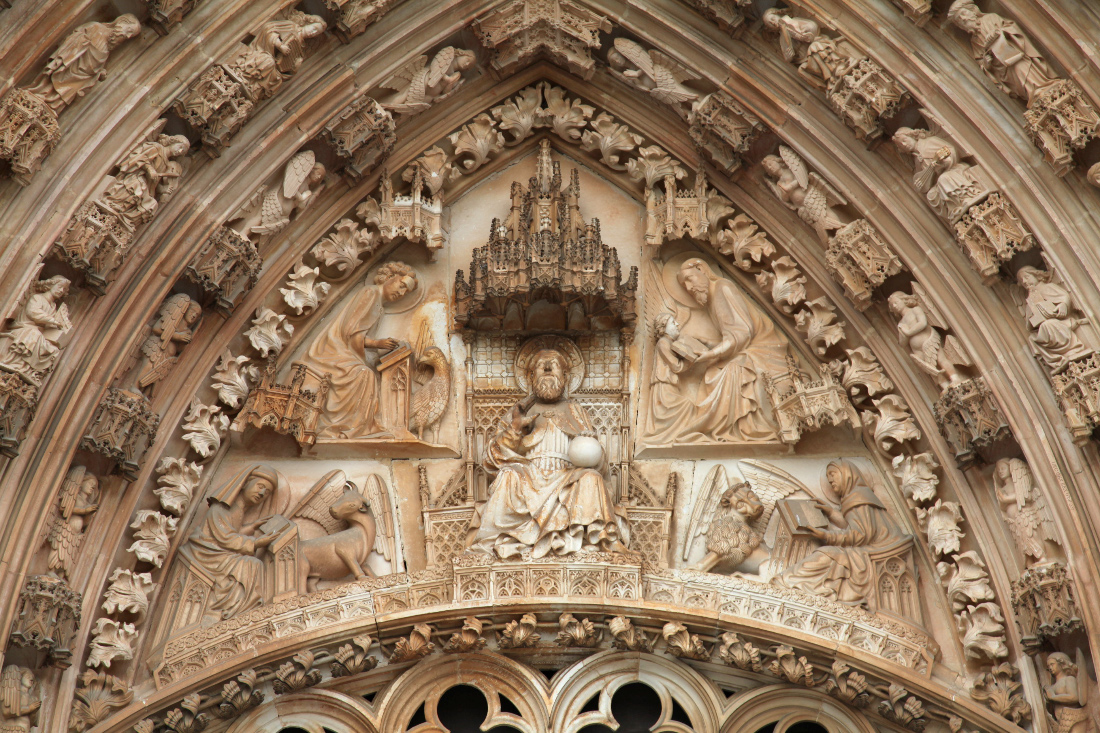 detail from the tympanum and archivolt of the main portal of the Mosteiro de Santa Maria da Vitória
