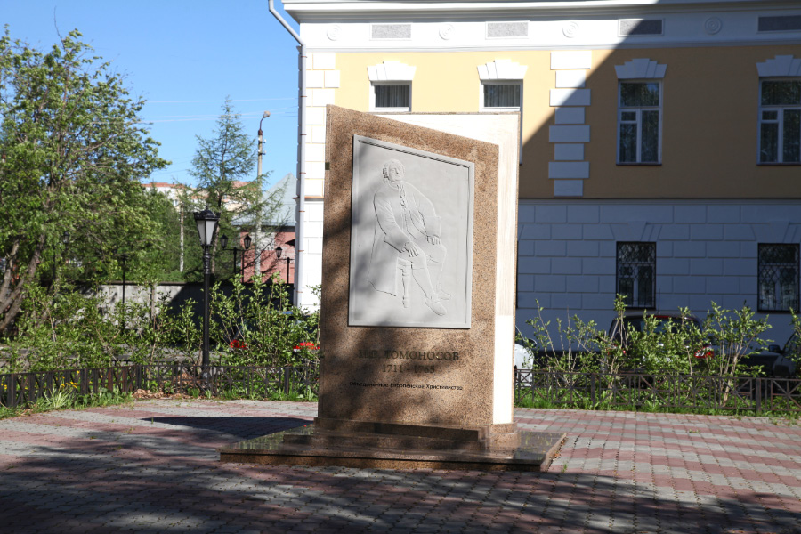 monument in stone to M Lomonosov