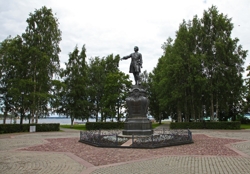 Schroeder/Monighetti monument to Peter the Great in Petrozavodsk in Monighetti's park