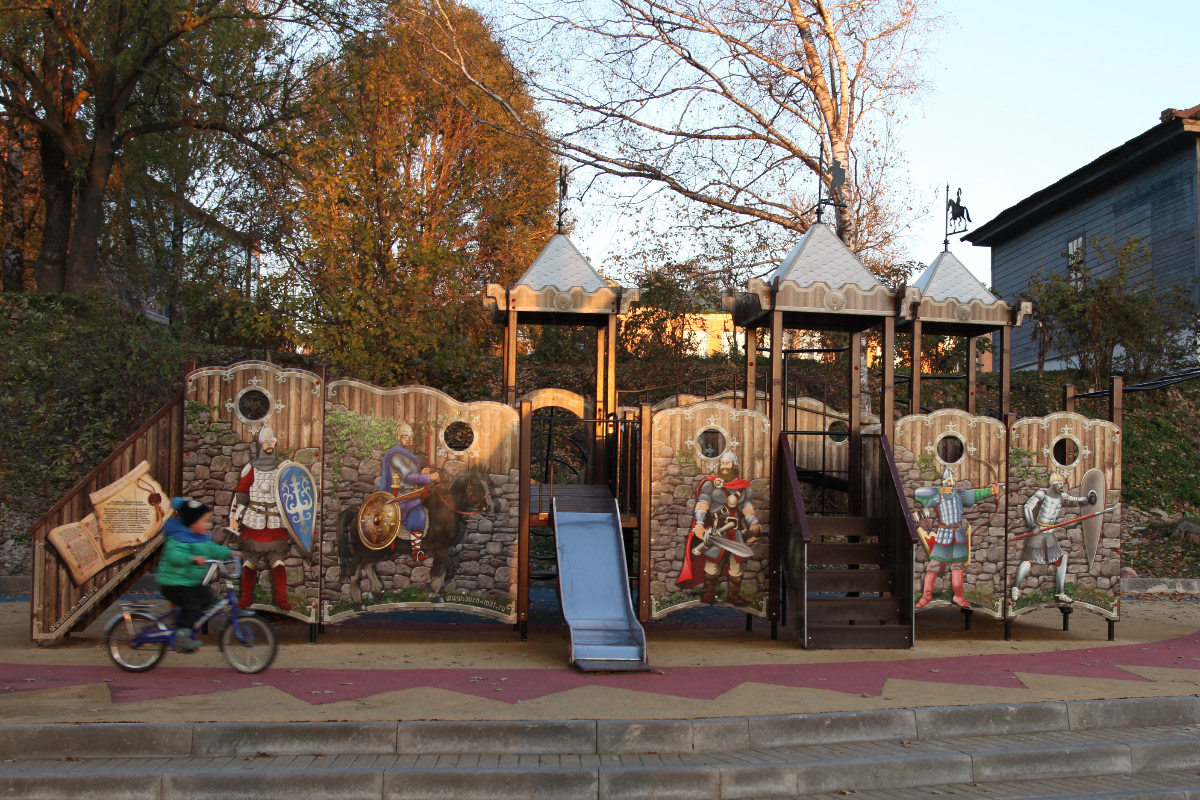 Playground and child, along the Great River in Pskov, meekness, militancy – Детская площадка и ребенок, вдоль реки Великой в Пскове, кротость, воинственность