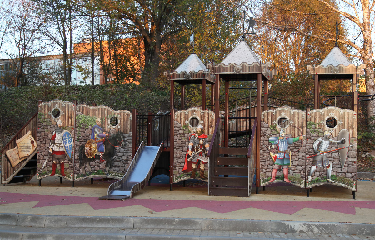 Playground and child, along the Great River in Pskov, meekness, militancy – Детская площадка и ребенок, вдоль реки Великой в Пскове, кротость, воинственность