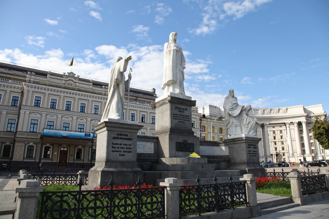monument on Михайлівська Площа – Mykhailivska Square in central Kyiv to Apostle Andrew and Olga and Cyril and Methodius