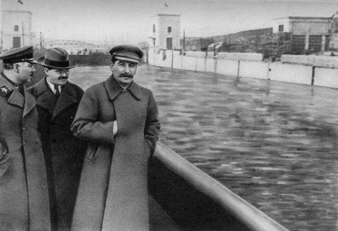 Stalin sans Николай Иванович Ежов – Nikolai Ivanovich Yezhov, The Malignant Dwarf, also a homosexual, dead and a non-person